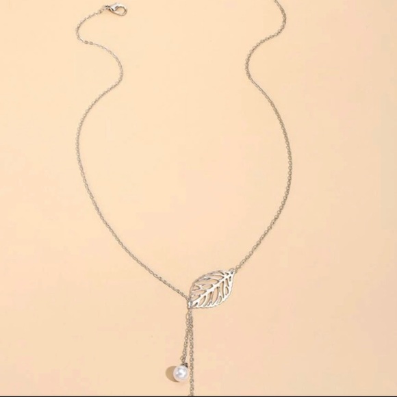 ❤️Silver Leaf Pearl Necklace - Picture 3 of 5